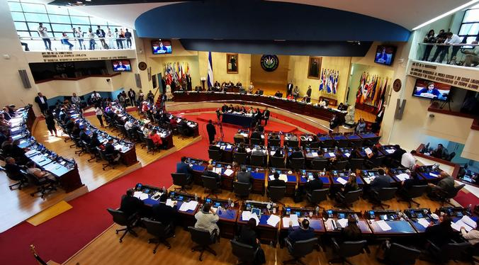 Asamblea Legislativa de El Salvador destituye jueces afín a Bukele