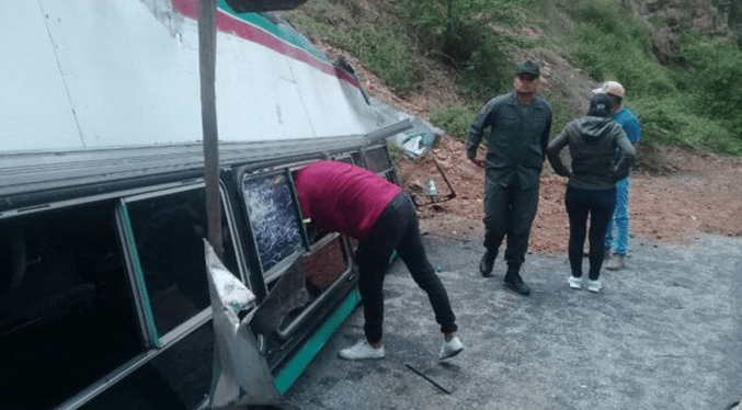Vuelco de un bus en Trujillo deja 14 funcionarios del Ejercito heridos