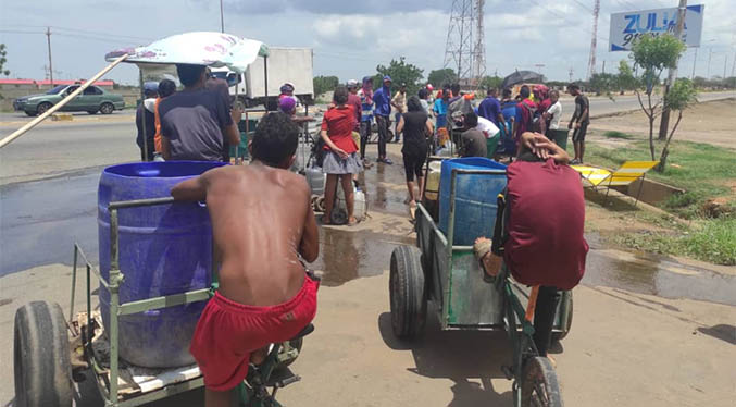 Hasta 10 kilómetros pueden recorrer en Maracaibo en busca de un ‘pote’ de agua