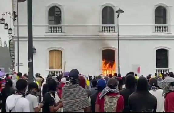 Incendian la alcaldía de Popayán en Colombia (Video)