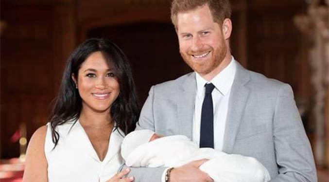 Isabel II felicita a su bisnieto Archie por su segundo cumpleaños