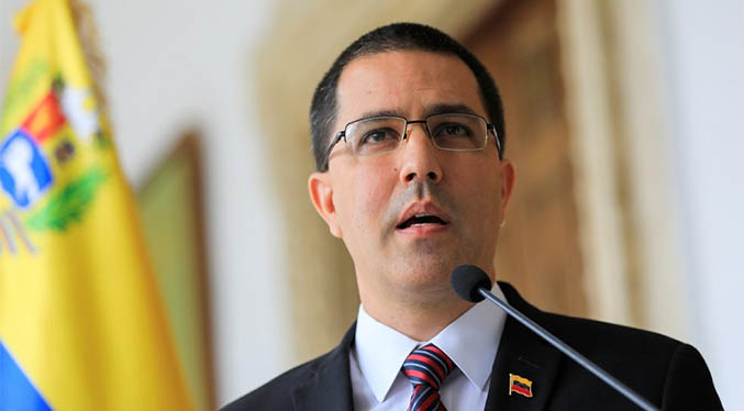 Venezuela consigna ante CPI libro de sanciones para su denuncia contra EEUU