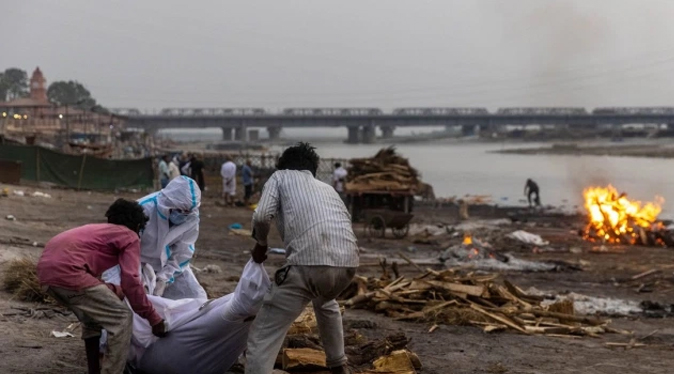 Al menos 40 cadáveres aparecen flotando en un rio de la India