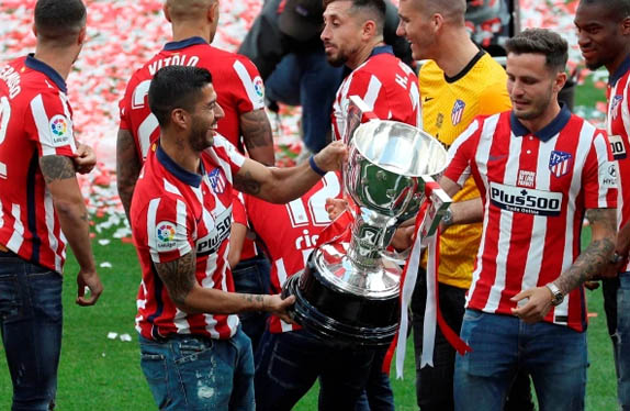 El Atlético de Madrid recibe el trofeo de campeón de LaLiga