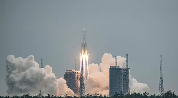 China asegura que es “altamente improbable” que los restos del cohete causen daño a la tierra