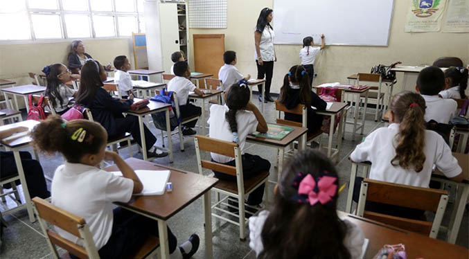 Maduro tiene «esperanza» que el año escolar 2021-2022 sea de forma presencial