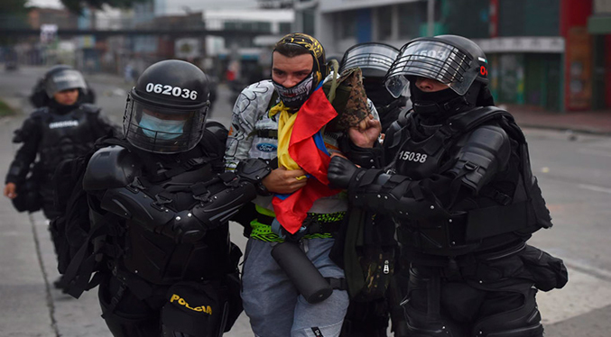 Detienen a dos policías por matar a un joven en protesta colombiana