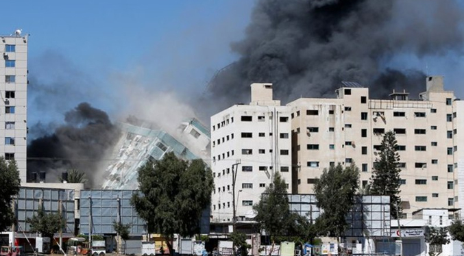 Israel derriba edificio de agencias de noticias AP y Al Jazeera en Gaza (Video)