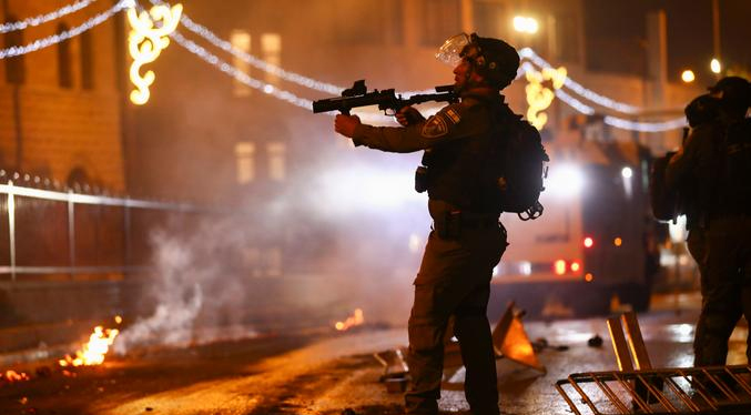 Reportan nuevos enfrentamientos entre palestinos y la policía israelí en Jerusalén