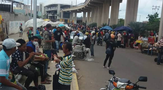 Buhoneros mudan Las Pulgas a la esquina de la estación Libertador (Fotos)