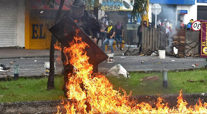 Una turba incendia estación policial en Bogotá