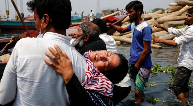 Al menos cinco personas fallecen en una estampida a bordo de dos ferris en Bangladesh