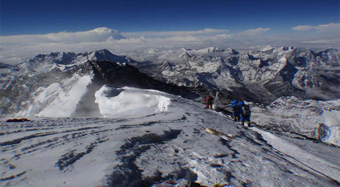Mueren dos montañeros cuando descendían el Everest