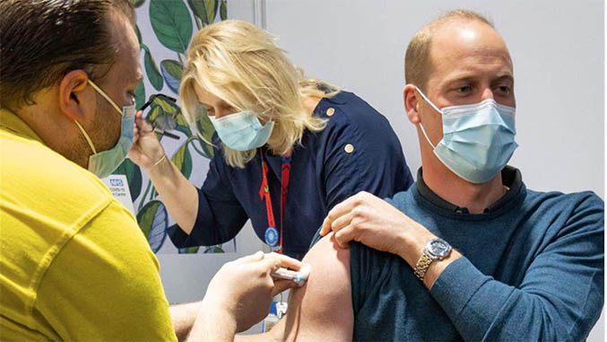 El príncipe Guillermo recibe la primera dosis de la vacuna