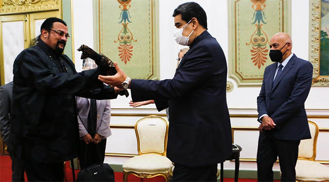 Steven Seagal regala un sable samurái a Maduro