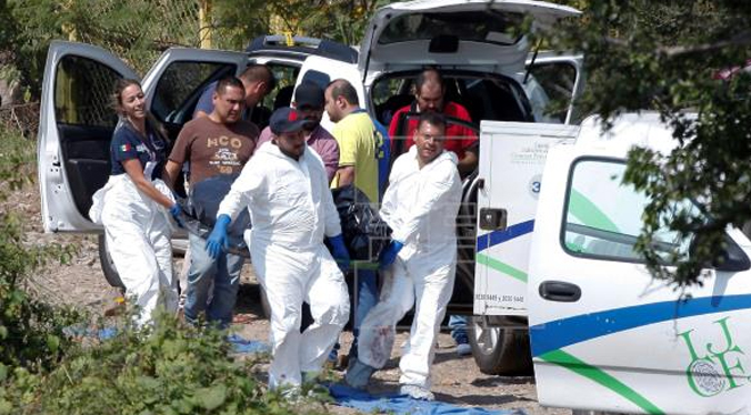 Hallan cuatro cuerpos dentro de un vehículo en México