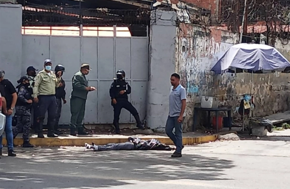 Lanzan un cadáver con una bala en la cabeza en plena vía del Cementerio en Caracas