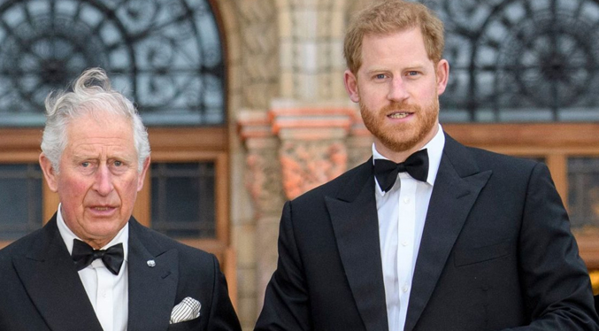 El príncipe Carlos quiere reunirse con su hijo Harry
