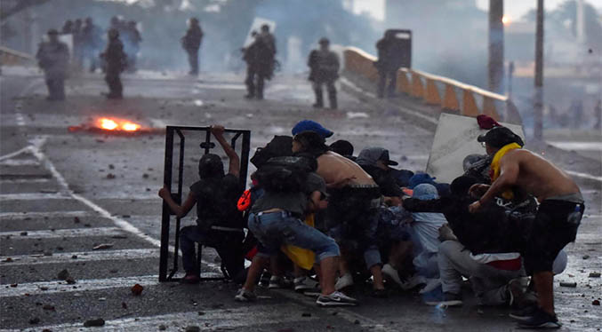 Jóvenes colombianos se mantienen en protesta contra el Gobierno