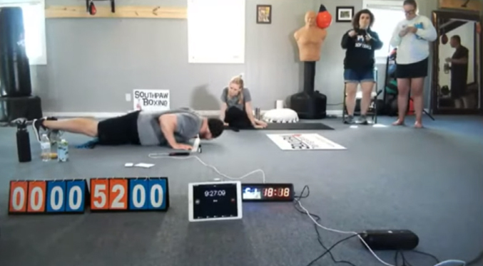 Hombre de Carolina del Norte rompe récord con 3.050 flexiones en una hora