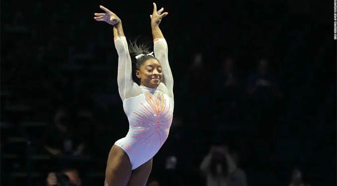 La gimnasta Simone Biles es la primera mujer en lograr un doble mortal Yurchenko (Video)