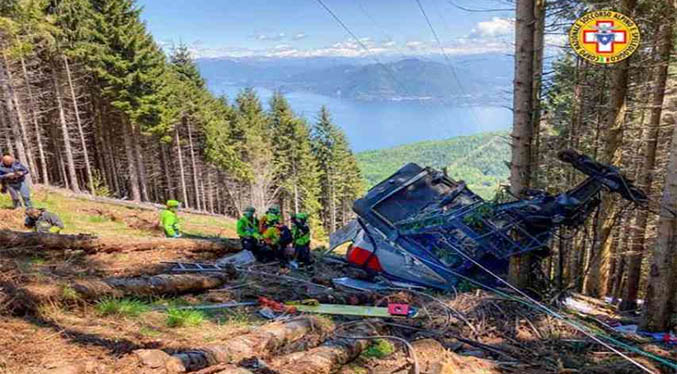 Catorce muertos deja desprendimiento de una cabina de teleférico en Italia