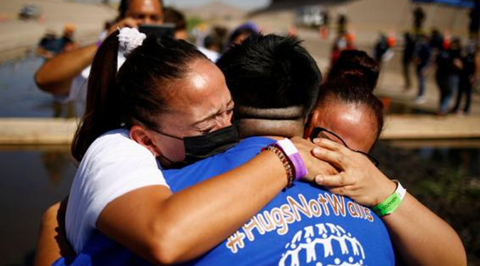 Cientos de familias migrantes pudieron recibir un abrazo en la frontera de México y EEUU (Fotos)