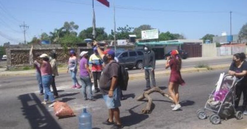 Habitantes de la prolongación C2 de Maracaibo cierran la vía para exigir agua