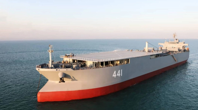 AP: Un buque iraní navega en el océano Atlántico en una misión poco común