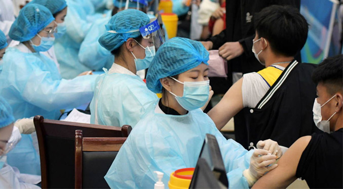 China asegura haber colocado mil millones de dosis de vacunas