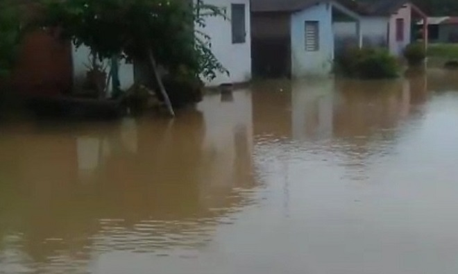 Más de 600 familias afectadas por crecida de río al Sur del Lago