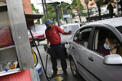 Economista Luis Oliveros ve “muy difícil» que acaben colas de gasolina en junio