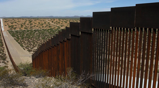 Migrante mexicano de 24 años pierde la vida al caer del muro fronterizo de EEUU