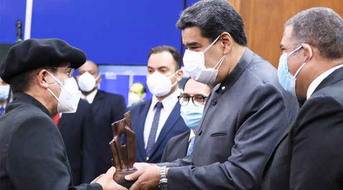 Nicolás Maduro entrega el Premio Nacional de Historia