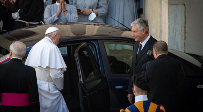 El Papa agradece a su chófer por el trabajo en el día de su jubilación