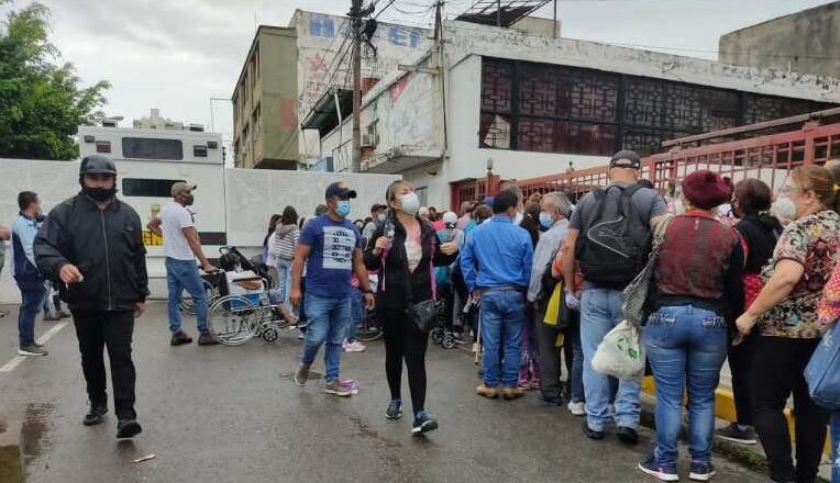 Venezolanos cruzan hacia Colombia para recibir segunda dosis de vacuna anticovid