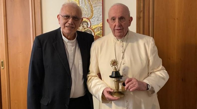 Cardenal Baltazar Porras entrega reliquia de José Gregorio Hernández al Papa
