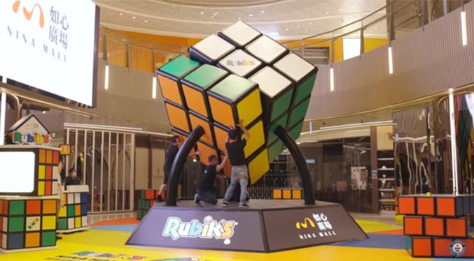 Centro comercial de Hong Kong ensambla el cubo Reik más grande del mundo
