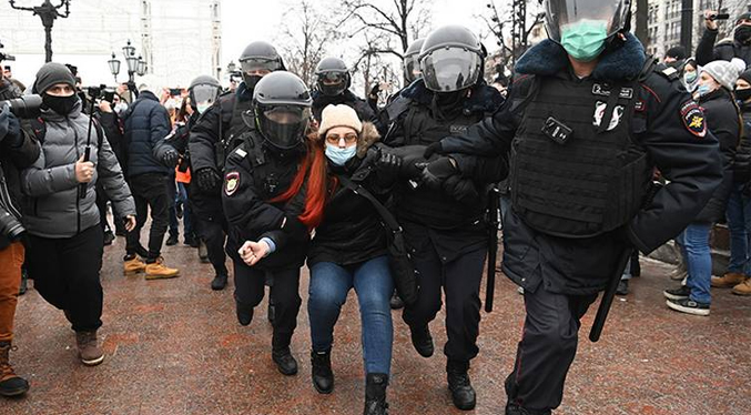 Detienen a varias personas en Rusia durante una protesta contra la vacunación obligatoria