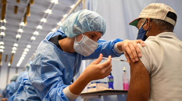 Julio Castro exhorta a reajustar el plan de vacunación por fases