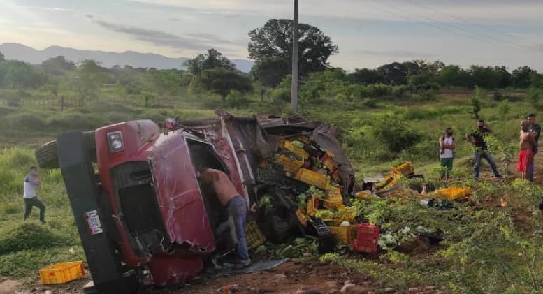 Reportan al menos dos heridos tras vuelco de un camión en Bachaquero