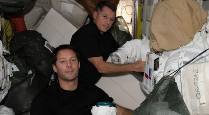 Astronautas instalan grandes paneles solares en la Estación Espacial Internacional (video)