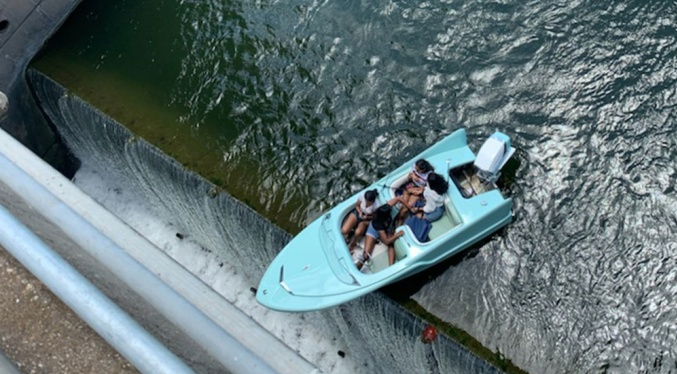 Rescatan a 4 mujeres que quedaron atascadas al borde de una presa en Texas