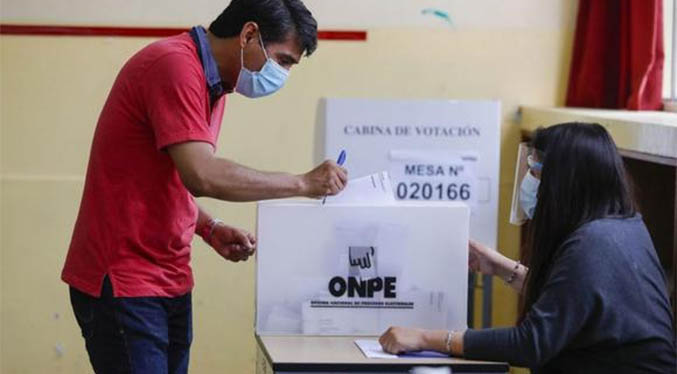 Abren los centros de votación para reñida elección presidencial en Perú