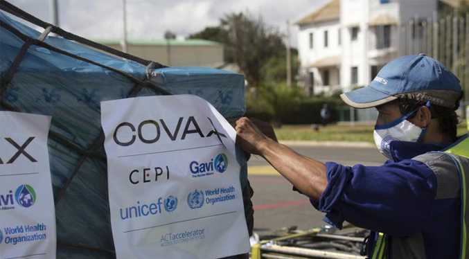 Reuters: Maduro utiliza la banca privada para pagar las vacunas del Covax