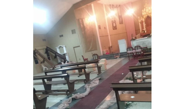 Delincuentes profanan y destrozan la iglesia de Palmarejo en Santa Rita (Fotos)