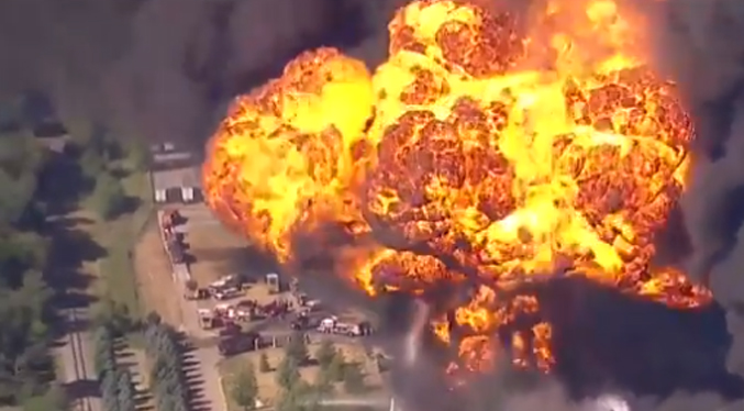 Decenas de pobladores evacuados tras incendio que destruyó planta química en Illinois