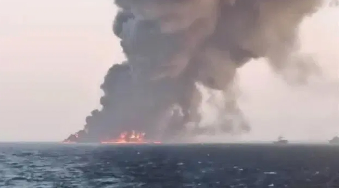 El barco más grande de la Armada iraní se incendia (Video)