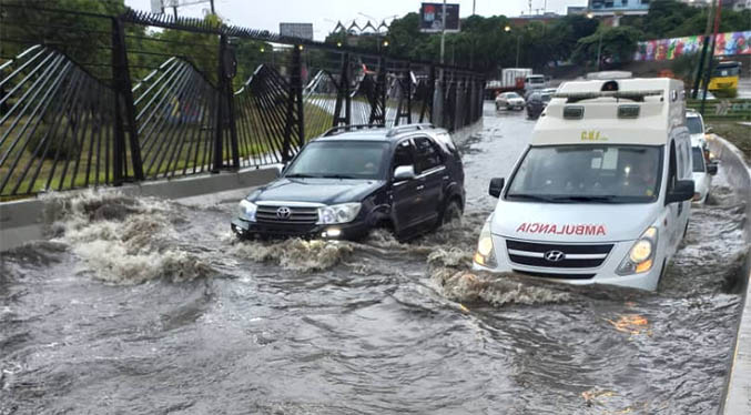 Lluvias causan inundaciones en varias zonas de Caracas y Miranda (Videos)