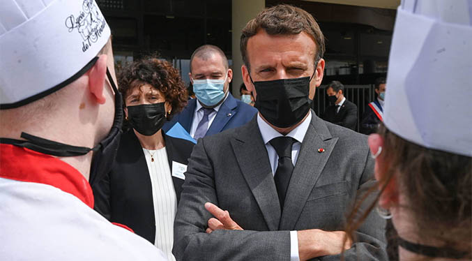 Macron es abofeteado por un hombre durante viaje oficial (Video)